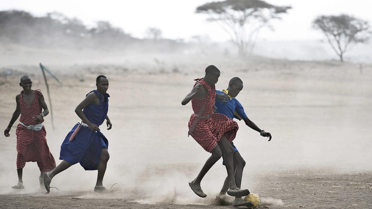 Unos masai juegan a fútbol en un poblado de Tanzania. Unos masai juegan a fútbol en un poblado de Tanzania.