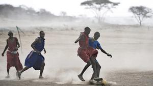 Unos masai juegan a fútbol en un poblado de Tanzania.