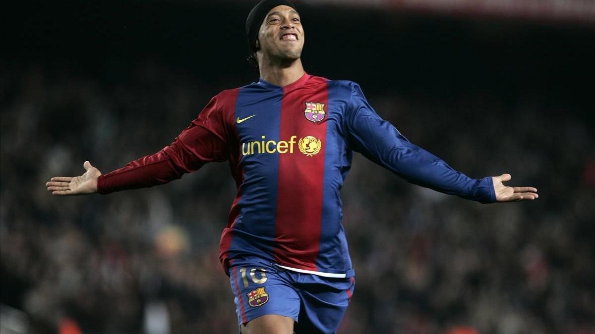 Ronaldinho, sonriente, tras conseguir uno de sus goles con la camiseta del Barça