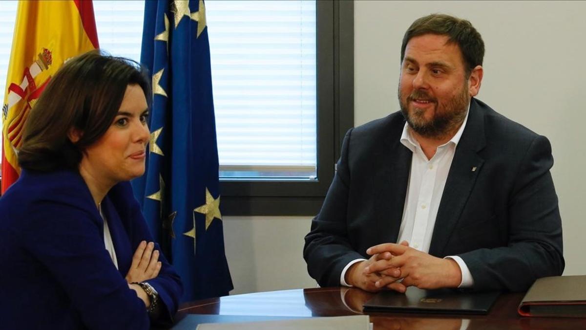 Soraya Sáenz de Santamaría y Oriol Junqueras, el 28 de abril, en la Moncloa.