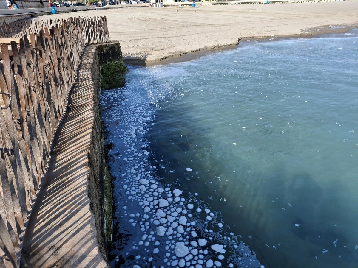 La espuma, en el muro que cierra por el sur la gran playa turística de Xàbia