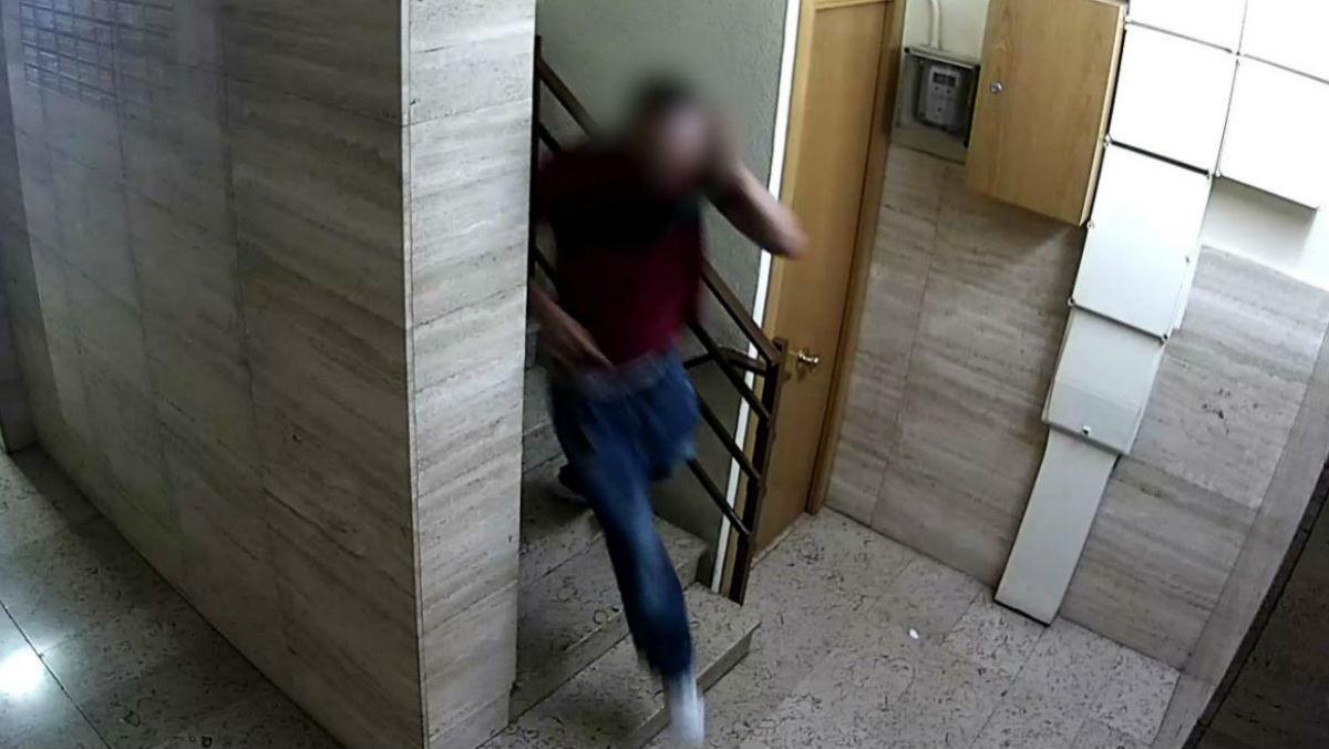 Imagen del ladrón de ancianas captada por la cámara de seguridad de un edificio en el que entró a robar.