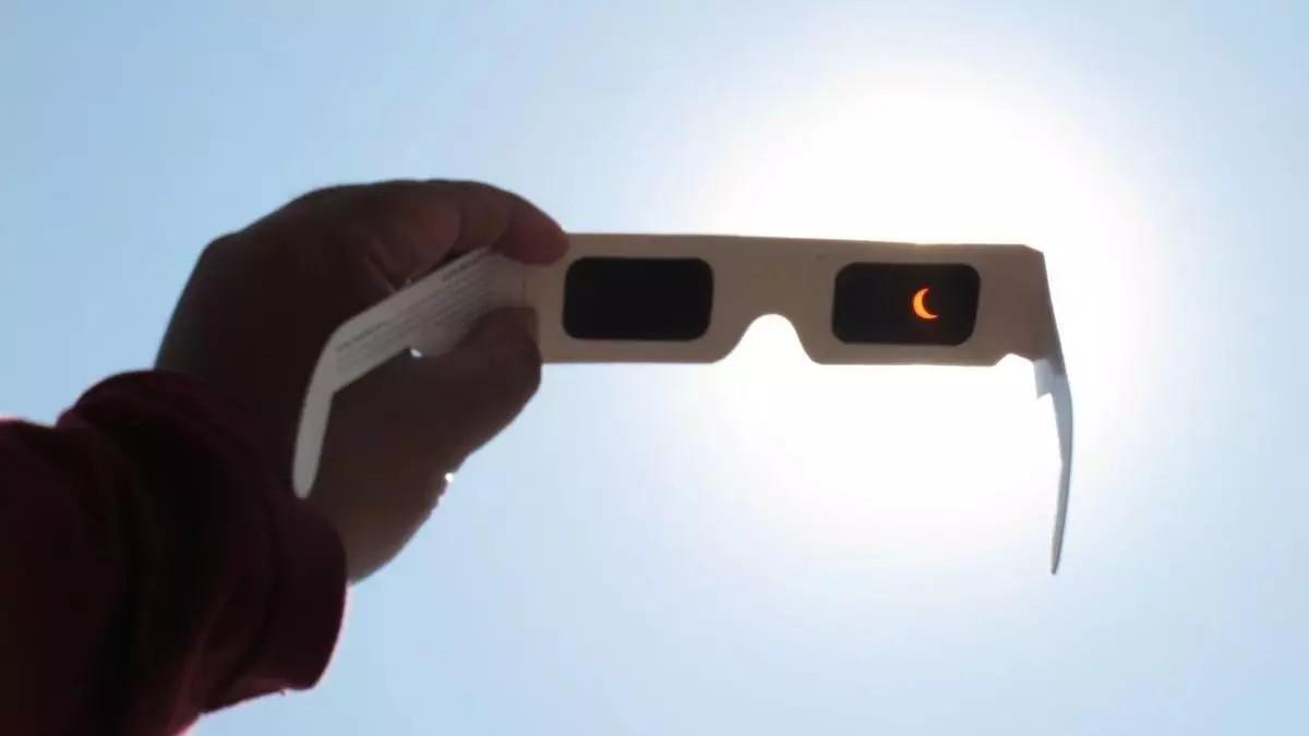 Für die Sonnenfinsternis dürfen nur zugelassene Schutzbrillen verwendet werden.