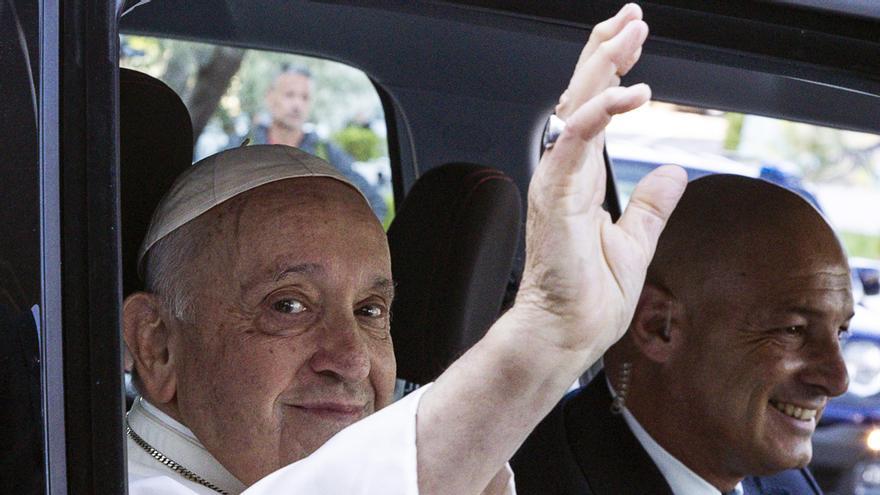 El Papa vuelve al Vaticano tras ser operado de una hernia abdominal