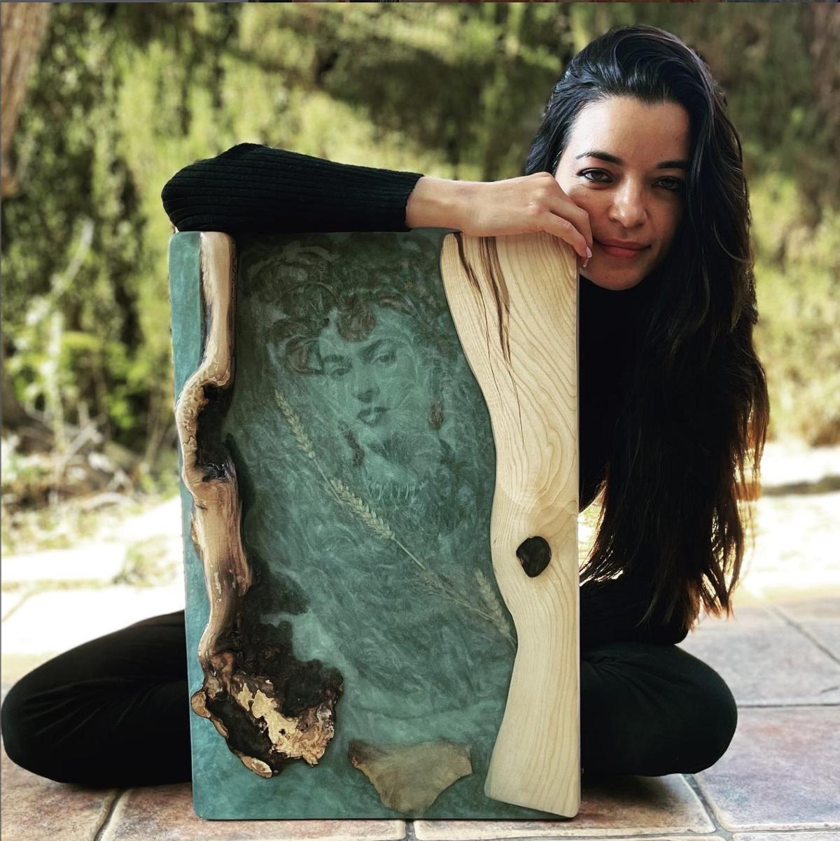 La artista LilianaCastillo, con su obra 'Frida Kahlo, esencia y raíces'.