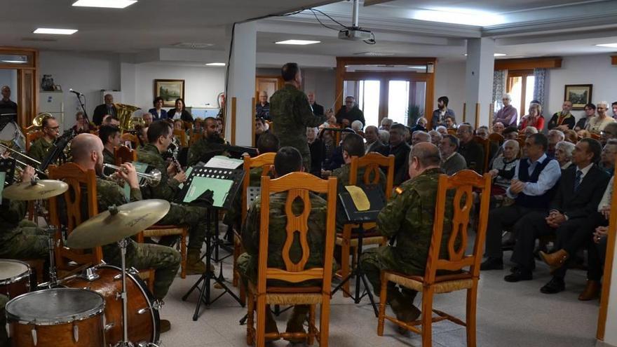 La unidad militar ofreciendo un concierto durante la fiesta.