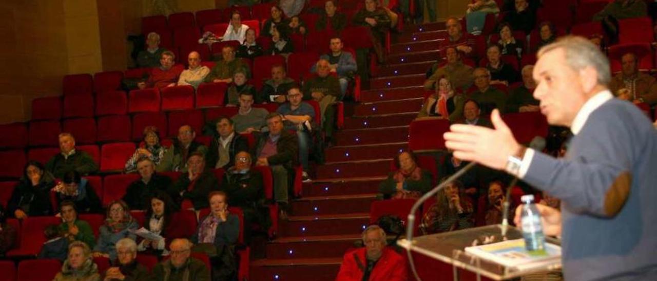 El alcalde se reunió, en la tarde de ayer, con los vecinos para explicarles esta fusión. // Bernabé/Cris M.V.