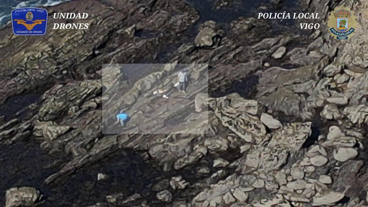 Los furtivos, en las rocas de la playa de O Portiño, en la imagen del dron policial vigués.