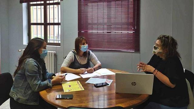 Ángela Troitiño, Sara Blanco y Carmen Dourado, durante su reunión.