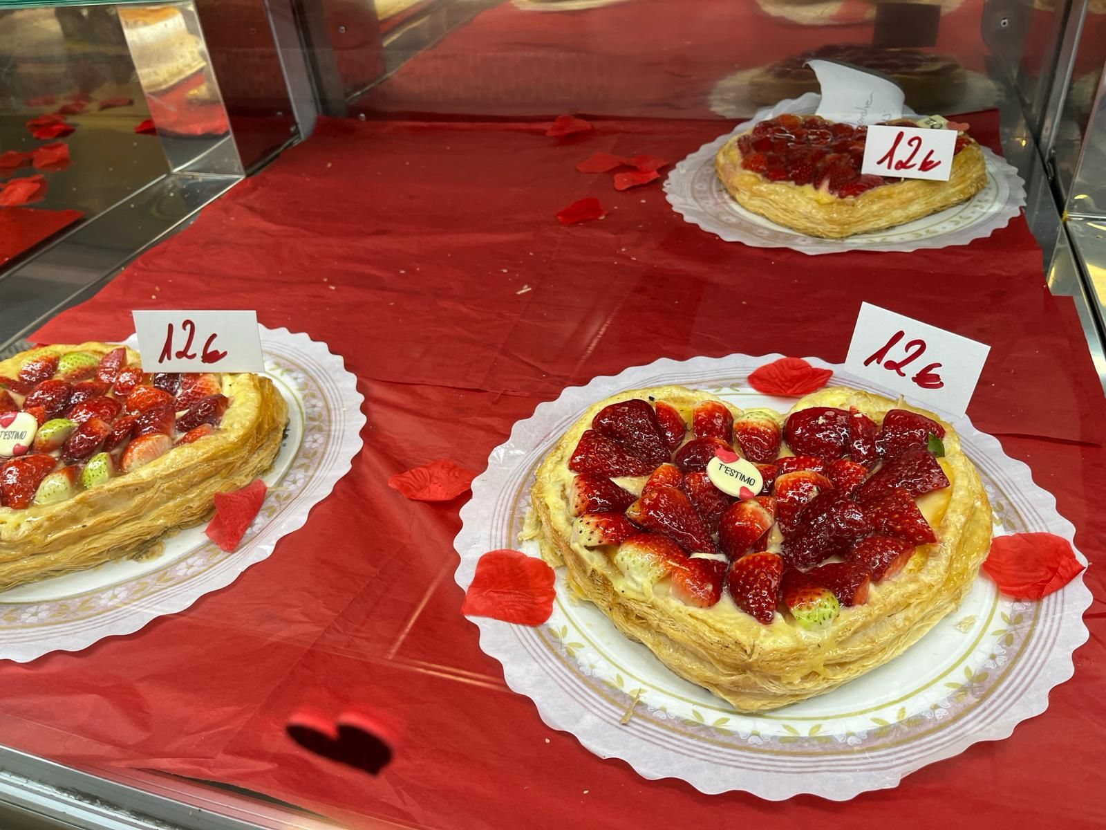 Así vive Palma San Valentín 2024: flores, pasteles y decoración