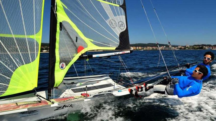 La tripulación del Real Club Regatas Galicia está metido de lleno en la pelea por las medallas. // I. Abella