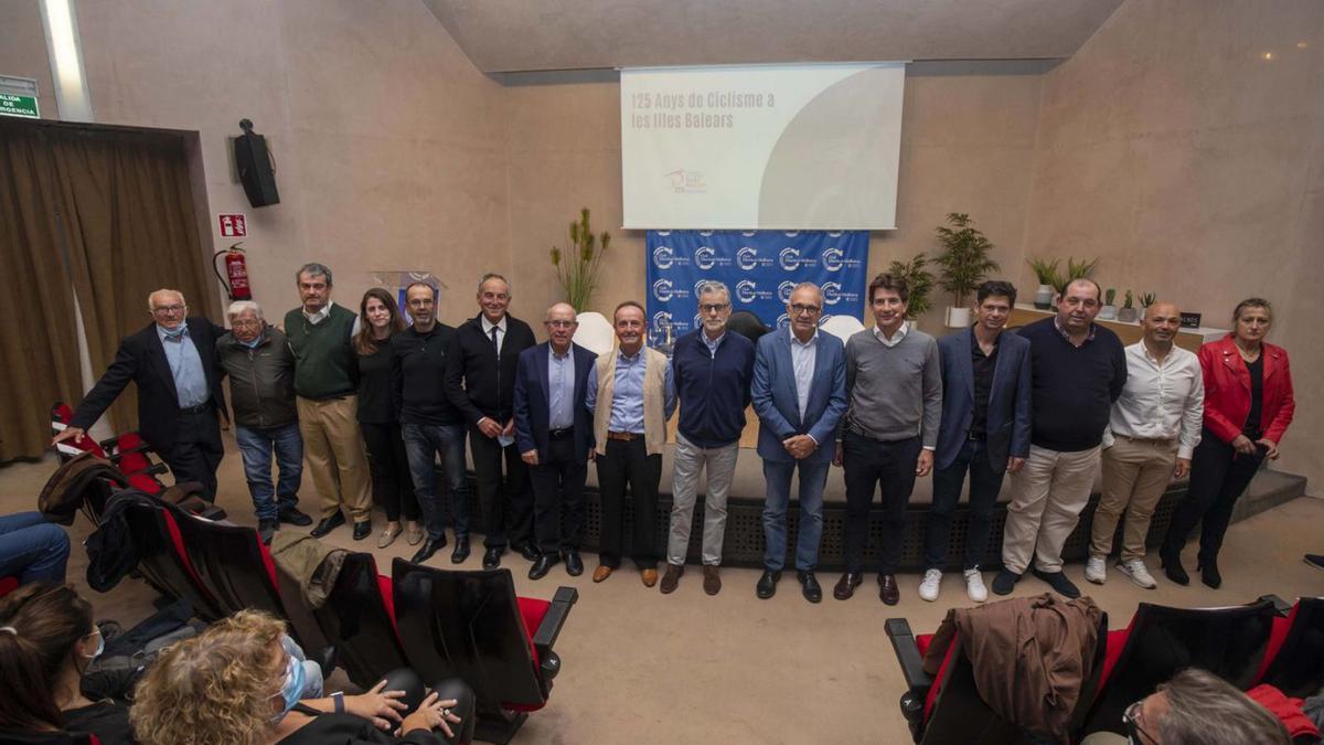 Foto de familia con los participantes y ponentes del acto en el Club Diario de Mallorca. | GUILLEM BOSCH