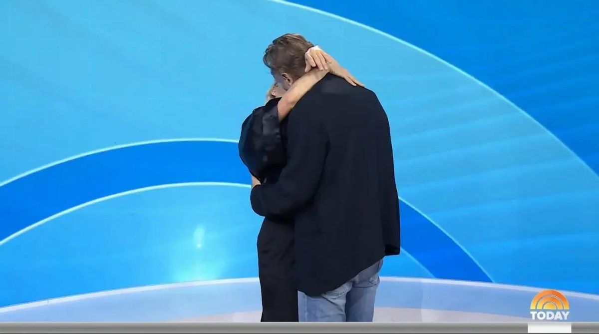 Pamela Anderson y Liam Neeson se besan en 'The Today Show'.