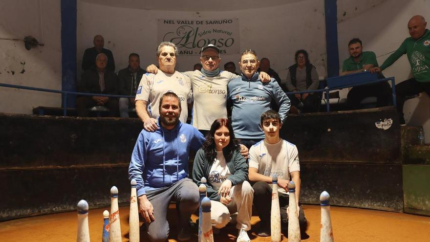 La Peña de bolos El Arenal de Pumarabule lucha para mantener la afición: "Somos los más antiguos de Asturias pero cuesta enganchar a la gente"