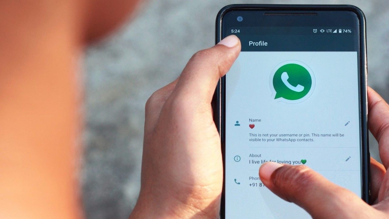 Una persona se da de alta en la aplicación de Whatsapp