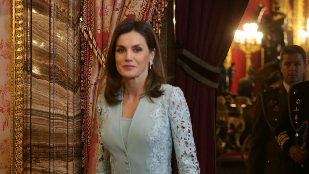 Doña Letizia con un look en verde agua en el almuerzo en homenaje al ganador del Premio Cervantes