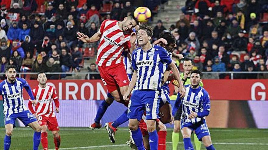 Juanpe salta amb Pina en una acció que l&#039;àrbitre va invalidar per falta.