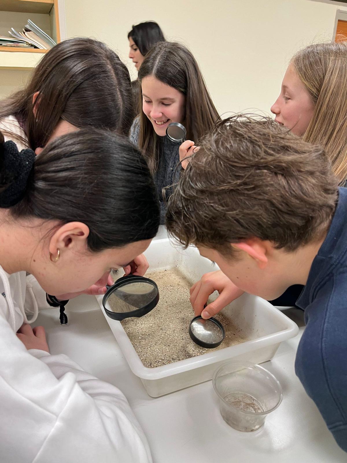 Experimentos en el Club de Ciencias de A Paralaia.
