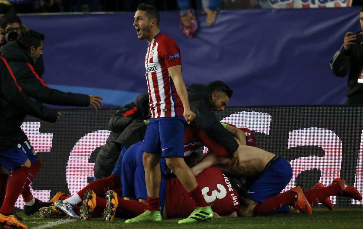 Los jugadores del Atlético de Madrid celebran la clasificación para cuartos ante el PSV en la temporada 2015/2016.