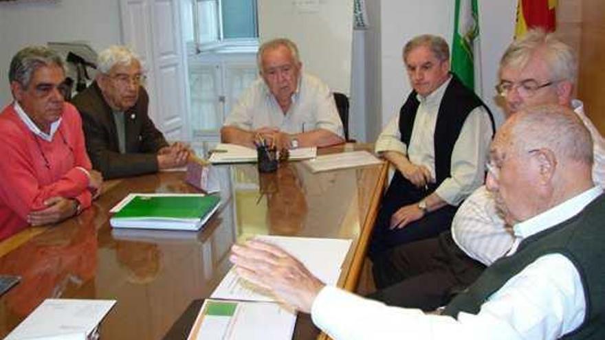 Reunión de académicos en el curso 2011-12, entre ellos Miguel Álvarez Calvente, el autor del libro y el fallecido José Ángel Carreras.