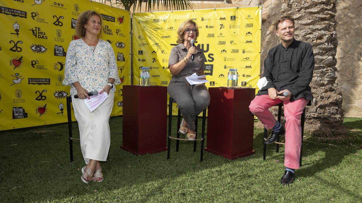 De izq. a dcha., Marisol García, directora del Festival, Encarna Galván, concejala de Cultura del Ayuntamiento de LPGC, y Tilman Kuttenkeuler, director de la Fundación Auditorio Teatro de Las Palmas de Gran Canaria.