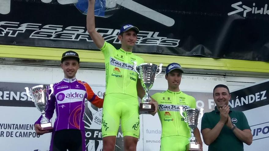 Los ciclistas del Rías Baixas, en el podio de una carrera anterior. // FdV