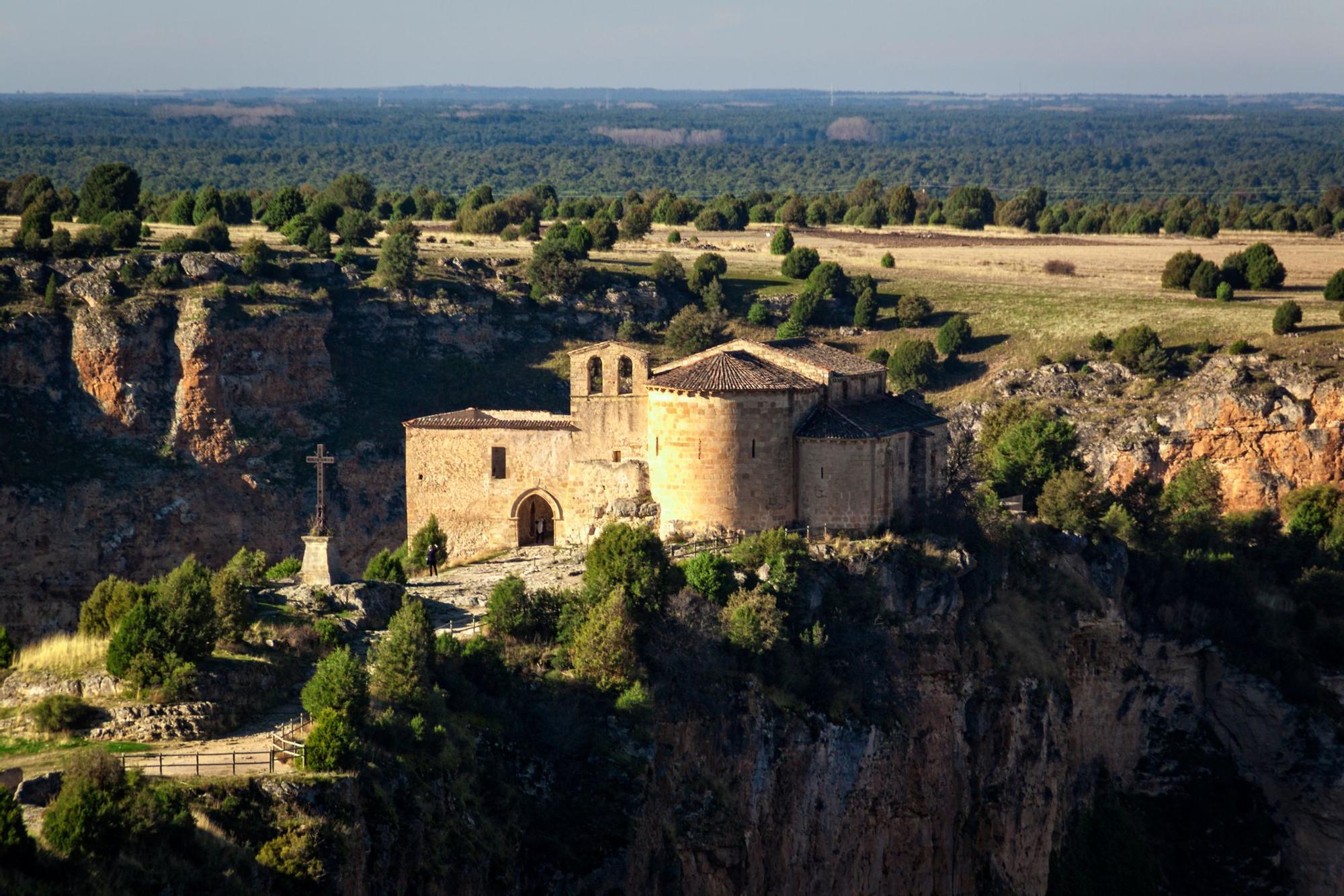La ermita más espectacular de España se encuentra en Segovia.