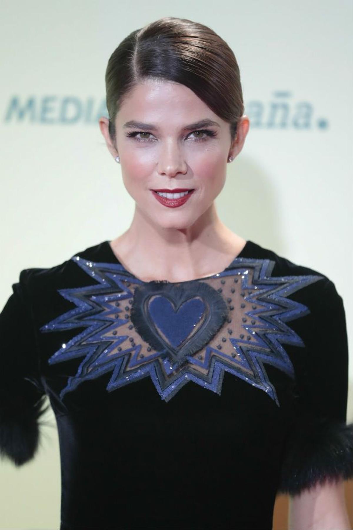 Juana Acosta con coleta y vestido negro con bordados, de Fendi