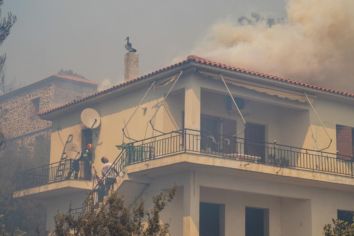 Lucha contra el fuego en la isla de Lesbos