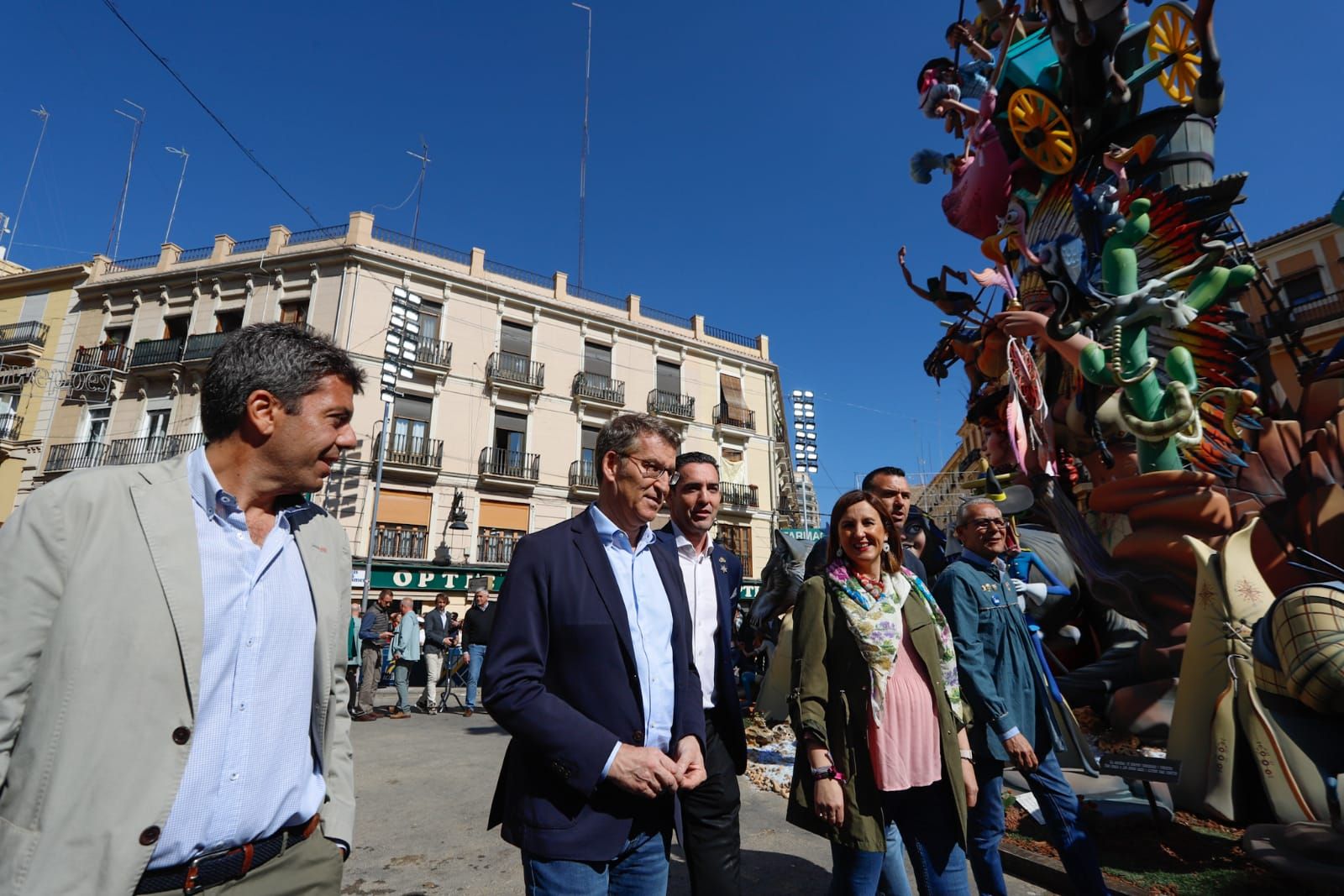 La Falla Convento de Jerusalén recibe la visita de Feijóo