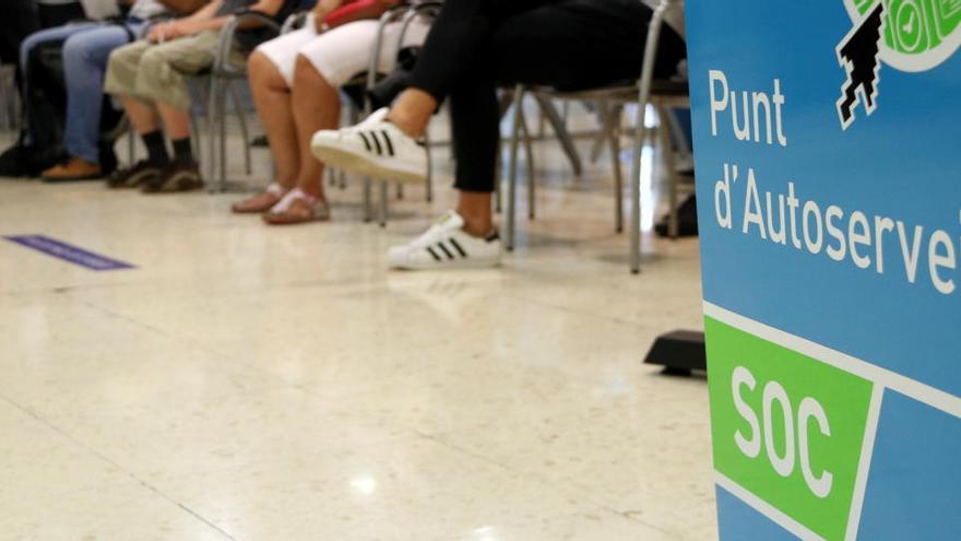 Imatge d&#039;una sala interior d&#039;una oficina del Servei d&#039;Ocupació de Catalunya (SOC)