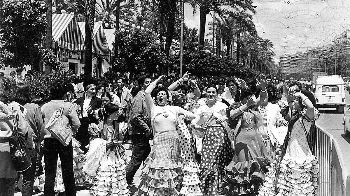 ‘Arrasando&#039; por La Victoria | Amigas, a su ‘aire’ en el real,  en 1983. Aún no se habían ‘institucionalizado’ los días de Feria para grupos de amigas.