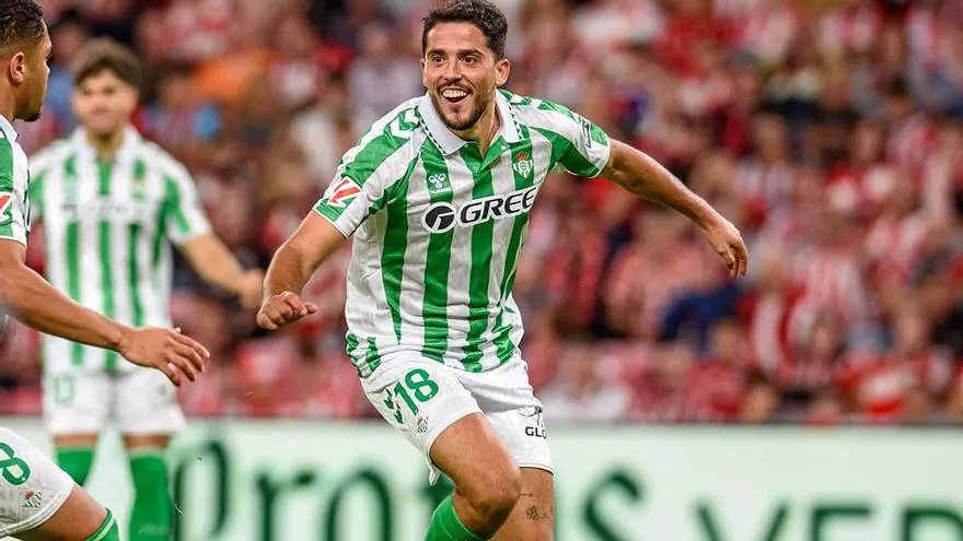 Fornals y Bakambu explotan su buena conexión para acercar al Betis a semifinales de la Conference