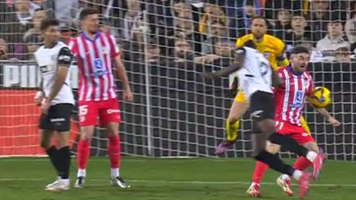 La mano de Javi Galán en el Valencia-Atlético