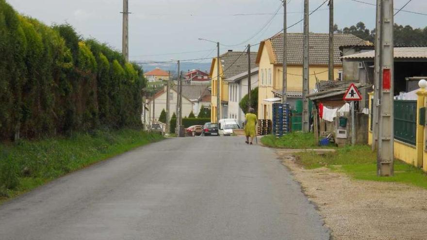 Un tramo de carretera en A Cachada, en la parroquia de Monteagudo, sin aceras. la opinión