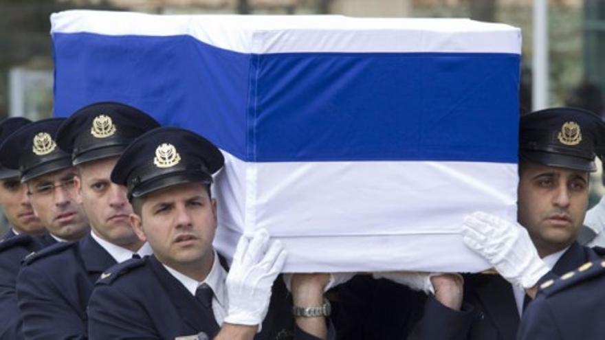 El féretro de Ariel Sharon descansa frente al Parlamento israelí