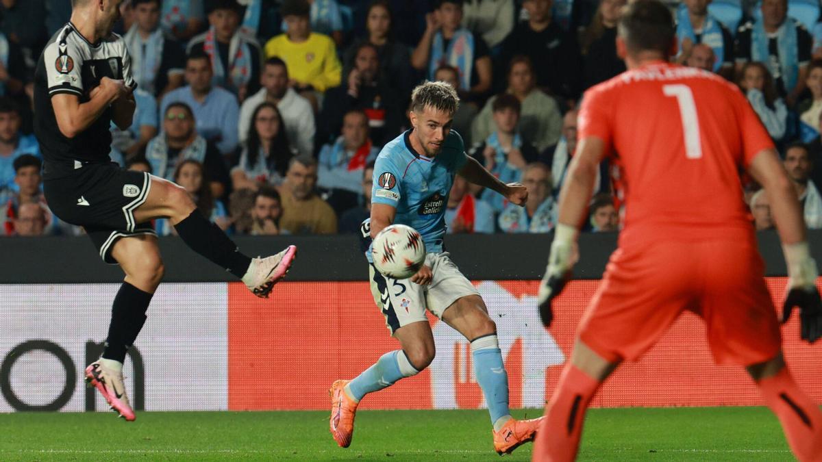 Mingueza, jugando contra el PAOK en Balaídos