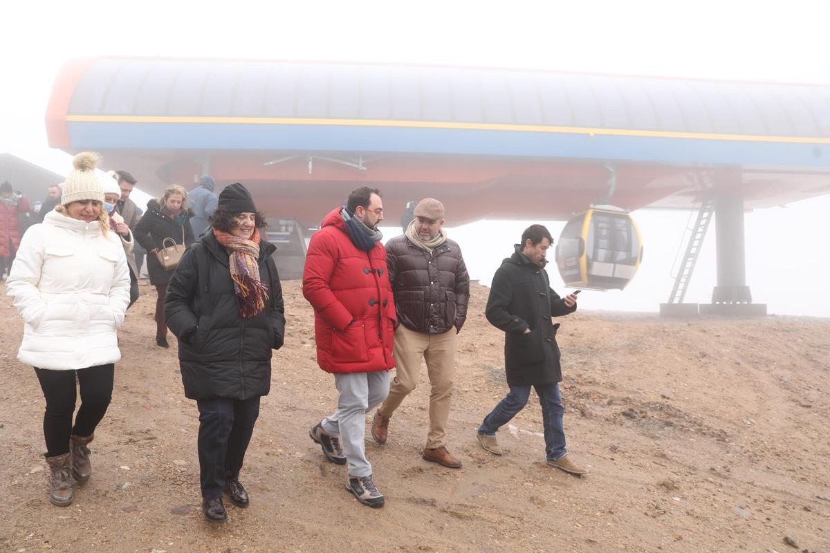 Paniceres y Barbón, segundo y tercero por la derecha, en la inaguración del sistema de telecabina.