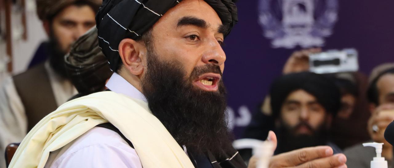 El portavoz de los talibanes, durante su comparecencia tras la toma de Kabul.