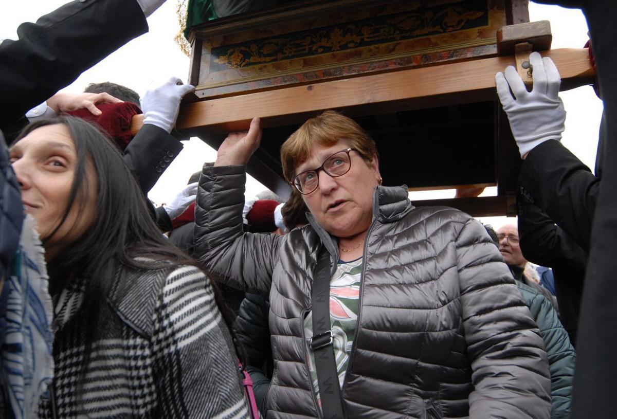 Devotos pasan por debajo del anda de la Virgen de O Corpiño. | BERNABÉ/JAVIER LALÍN