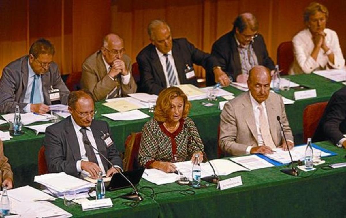 A primera fila, Llinares, Carulla i Roca, durant l’assemblea. A primera fila, Llinares, Carulla i Roca, durant l’assemblea.