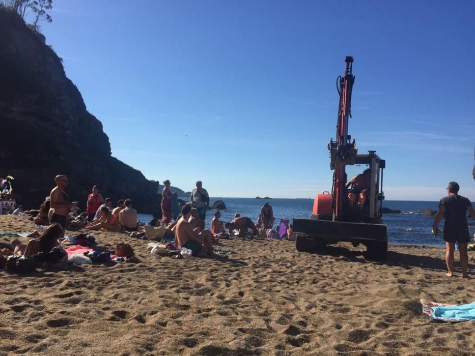 Los bañistas se levantan, indignados, obligados por una máquina en la playa de Estaño.
