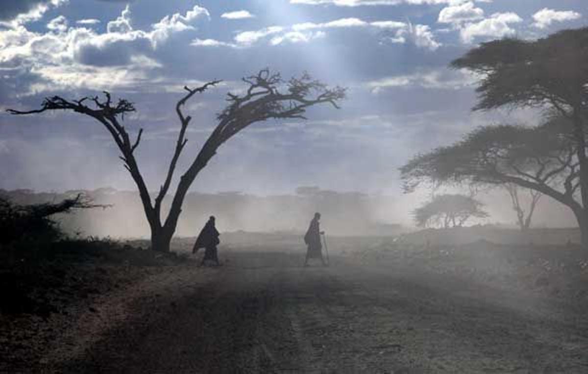 Amanece en el Parque Nacional del Serengeti y los masais se ponen en marcha.