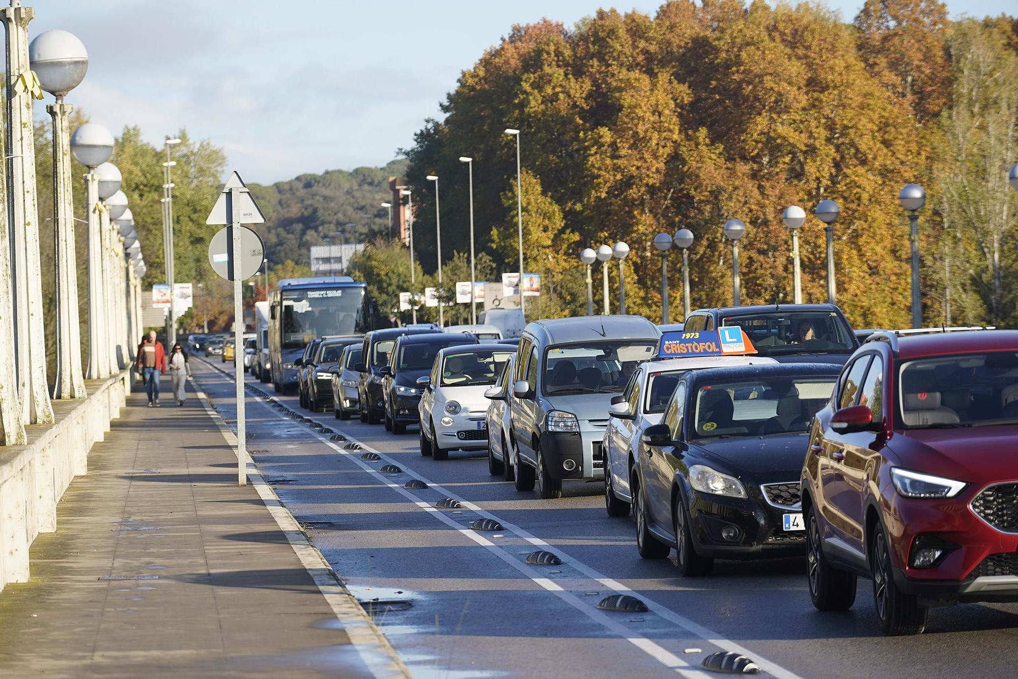 Imatges de les cues després què una motorista resultés ferida en accidentar-se a tocar del pont de Fontajau a Girona