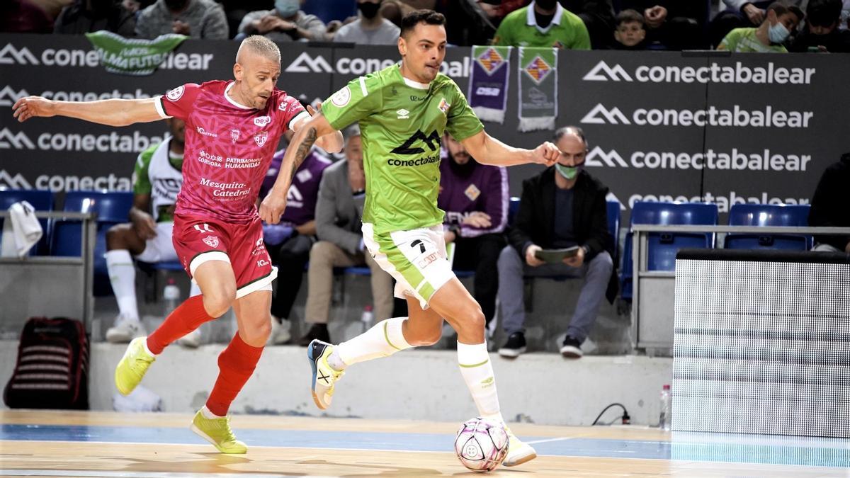 Miguelín persigue a Mancuso en el partido entre Palma y Córdoba.