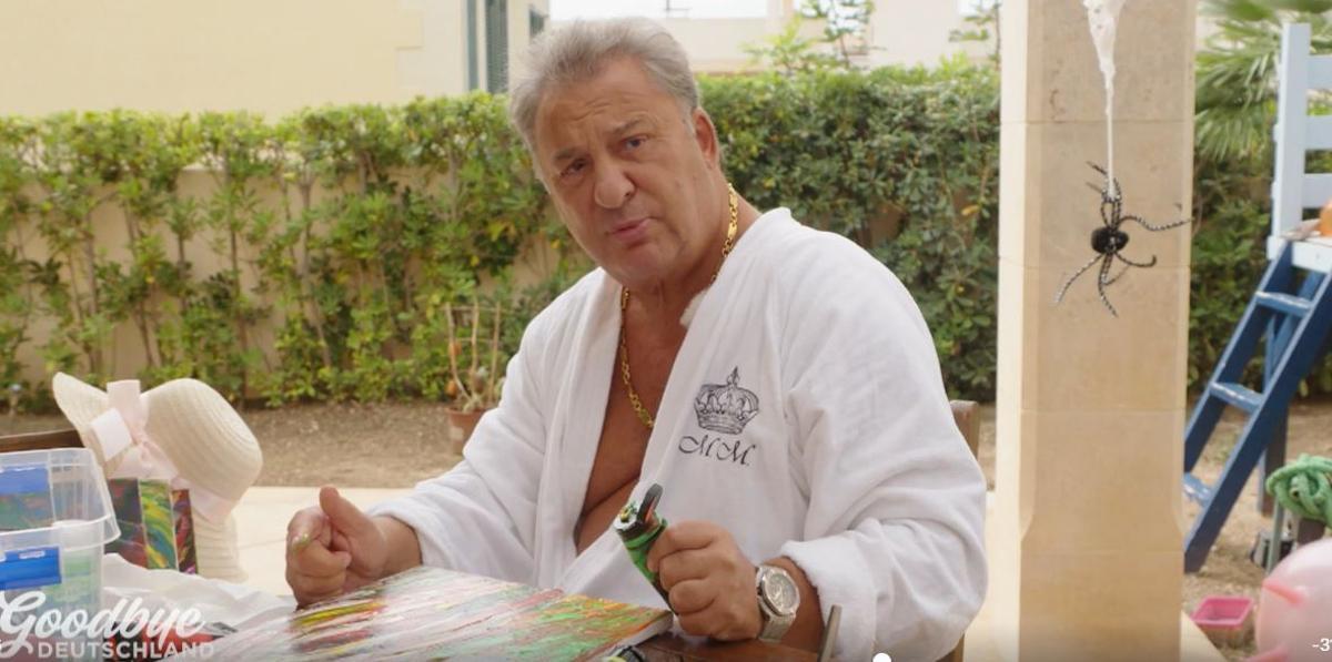 Milliarden-Mike: malt jetzt gerne mit Fingerfarben.