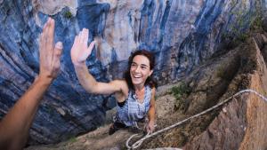 Escaladora disfrutando tras completar una ascensión. Foto: Shutterstock