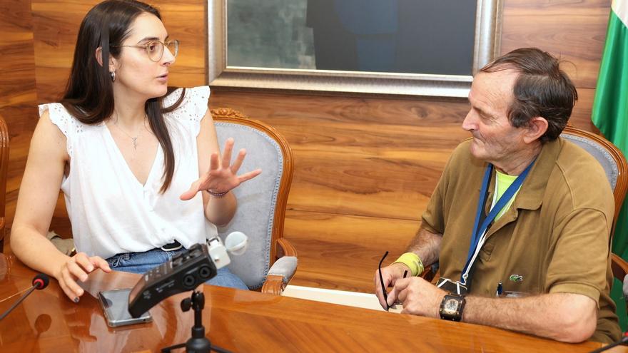 La técnica de investigación Belén Extremera entrevista a vecinos de Torrox durante su visita a la localidad.