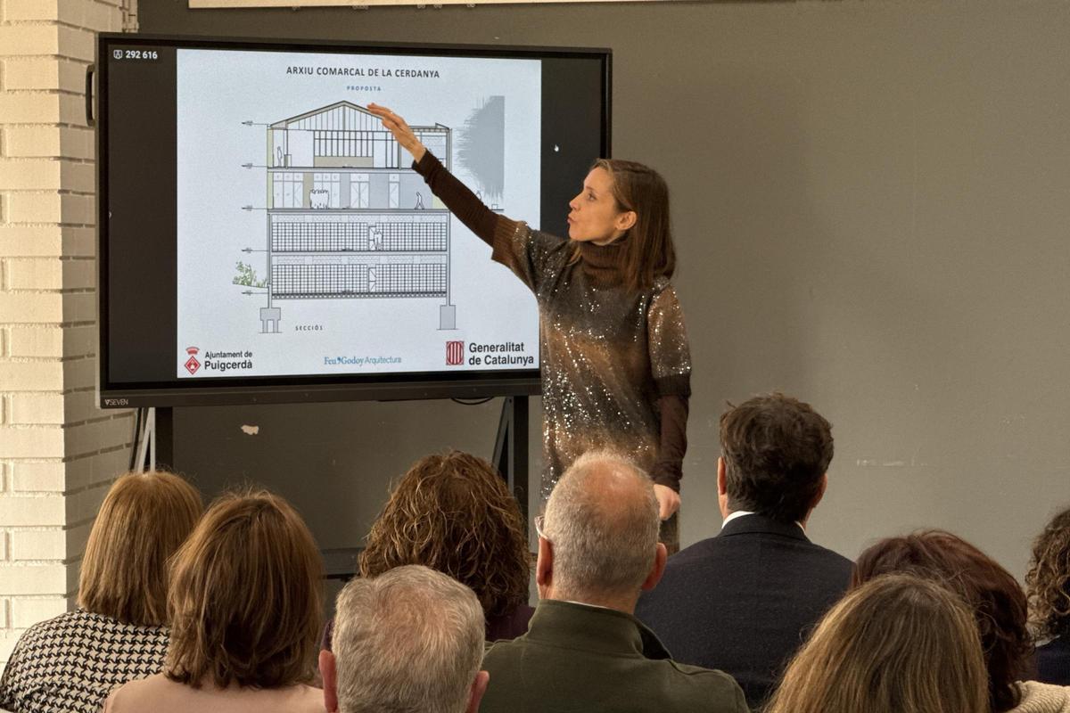 L'arquitecta Anna Feu mostrant com serà una part de l'edifici del futur Arxiu Comarcal de la Cerdanya.