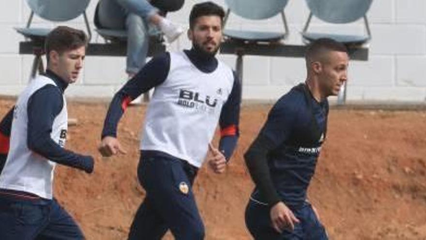 Rodrigo conduce el balón durante la sesión de ayer.